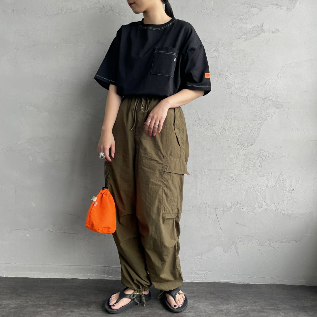 UNIVERSAL OVERALL [ユニバーサルオーバーオール] 別注 ワイドシルエットポケットTシャツ [U2412815IN-JF] BLACK&&モデル身長：156cm　着用サイズ：F&&
