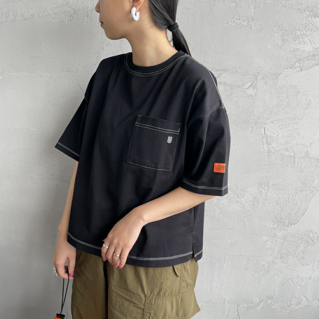 UNIVERSAL OVERALL [ユニバーサルオーバーオール] 別注 ワイドシルエットポケットTシャツ [U2412815IN-JF] BLACK&&モデル身長：156cm　着用サイズ：F&&