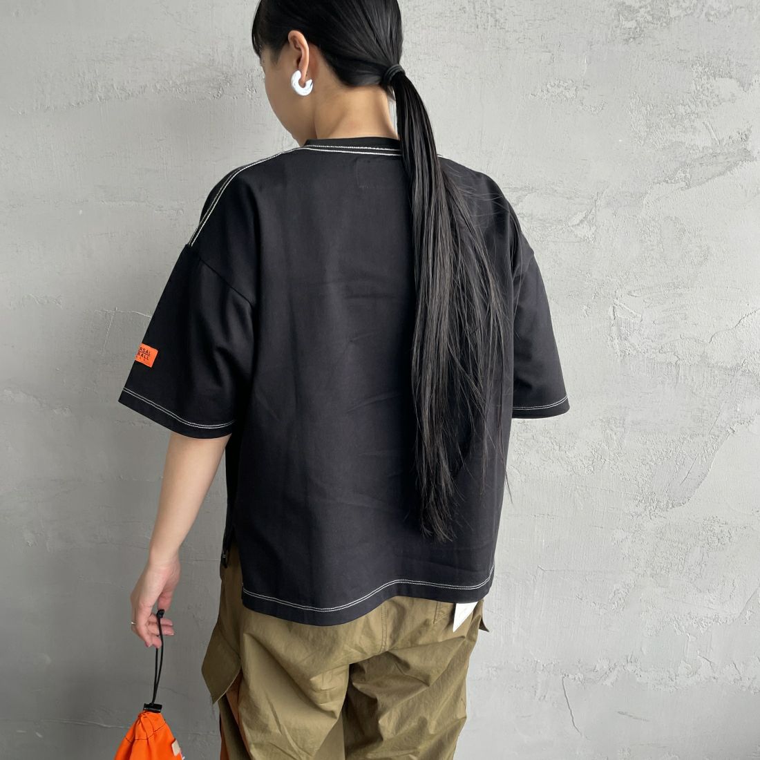 UNIVERSAL OVERALL [ユニバーサルオーバーオール] 別注 ワイドシルエットポケットTシャツ [U2412815IN-JF] BLACK&&モデル身長：156cm　着用サイズ：F&&