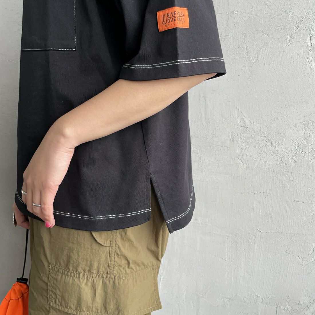 UNIVERSAL OVERALL [ユニバーサルオーバーオール] 別注 ワイドシルエットポケットTシャツ [U2412815IN-JF] BLACK&&モデル身長：156cm　着用サイズ：F&&