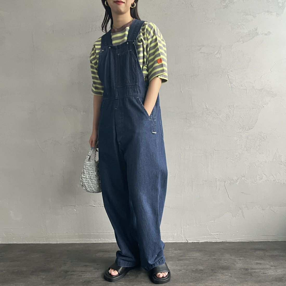 UNIVERSAL OVERALL [ユニバーサルオーバーオール] 別注 ワイドシルエットポケットTシャツ [U2412815IN-JF] GRY BORDER&&モデル身長：163cm　着用サイズ：F&&
