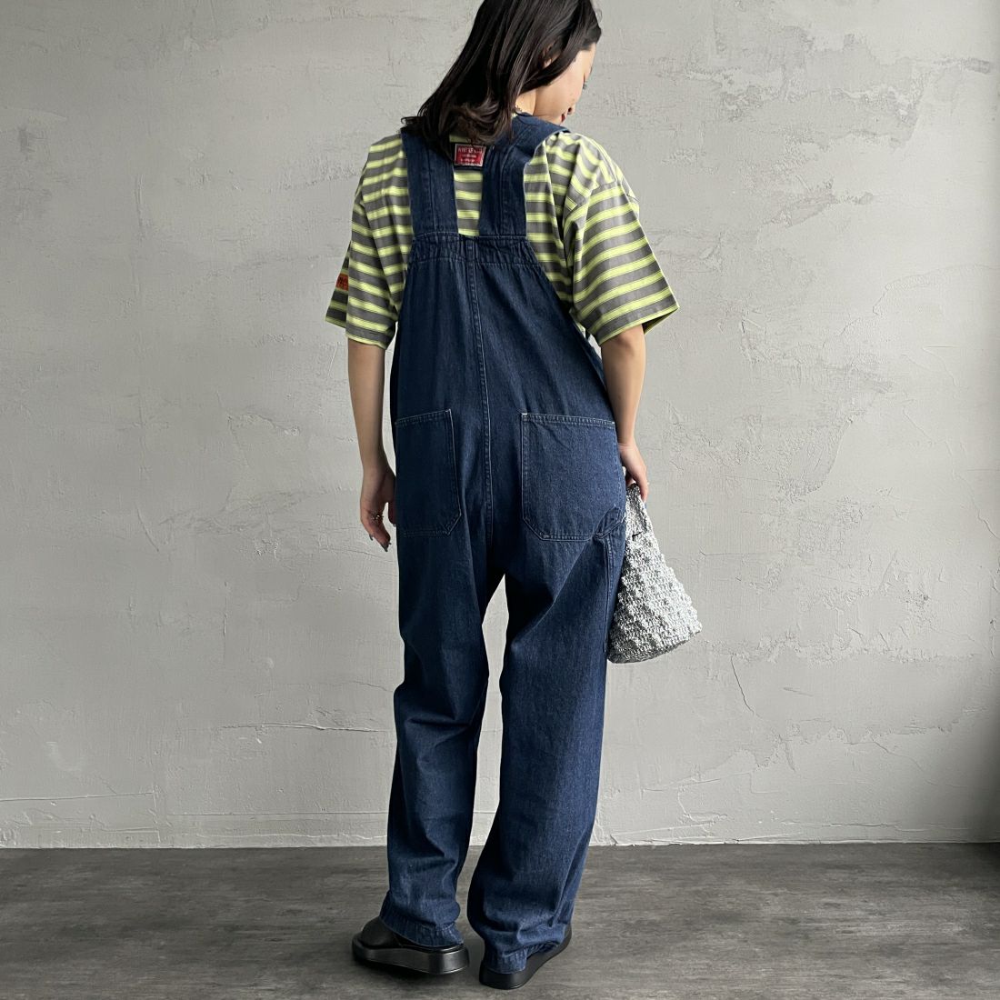 UNIVERSAL OVERALL [ユニバーサルオーバーオール] 別注 ワイドシルエットポケットTシャツ [U2412815IN-JF] GRY BORDER&&モデル身長：163cm　着用サイズ：F&&