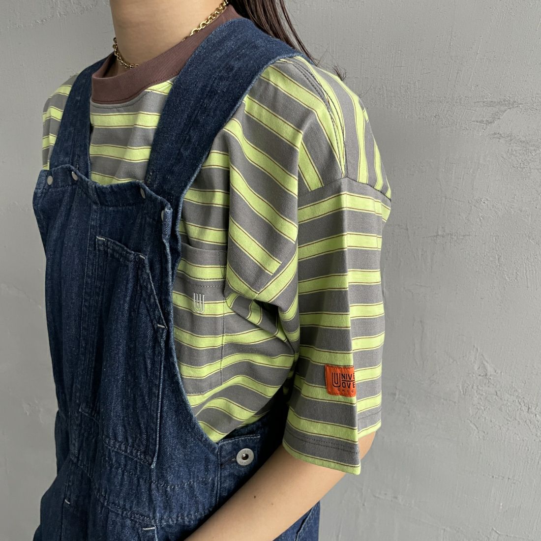UNIVERSAL OVERALL [ユニバーサルオーバーオール] 別注 ワイドシルエットポケットTシャツ [U2412815IN-JF] GRY BORDER&&モデル身長：163cm　着用サイズ：F&&
