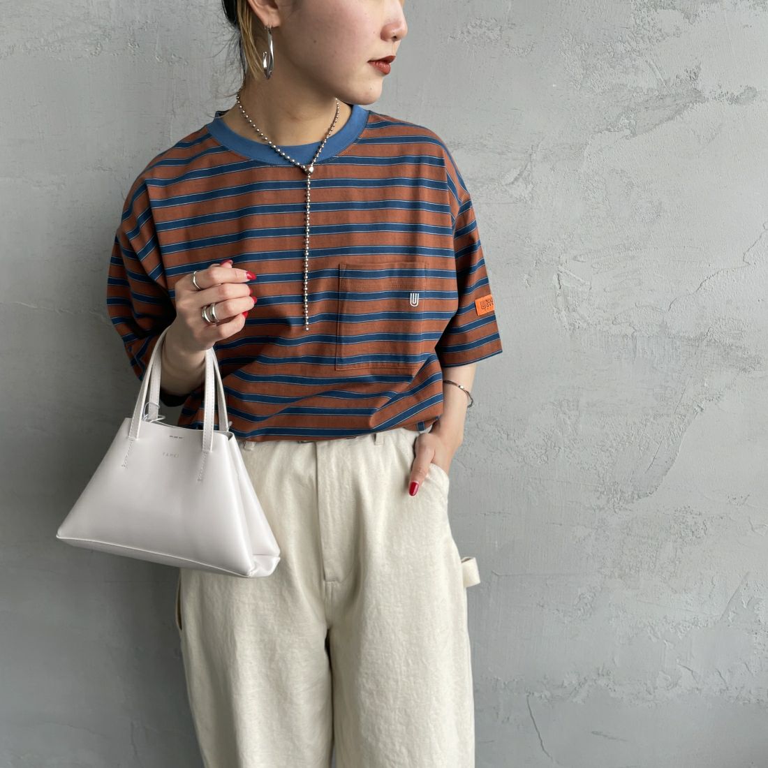 UNIVERSAL OVERALL [ユニバーサルオーバーオール] 別注 ワイドシルエットポケットTシャツ [U2412815IN-JF] BRN BORDER&&モデル身長：156cm　着用サイズ：F&&