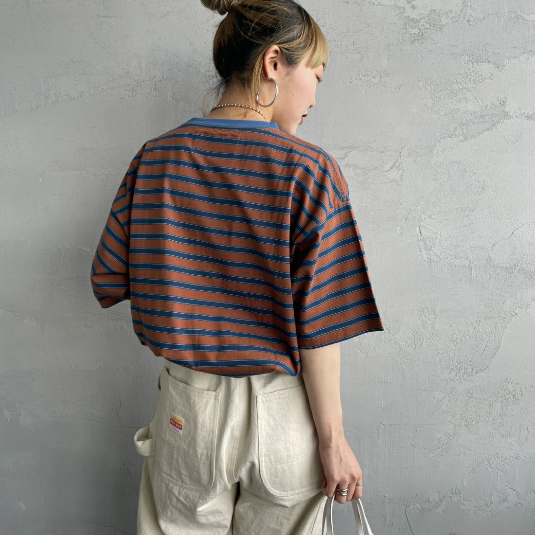 UNIVERSAL OVERALL [ユニバーサルオーバーオール] 別注 ワイドシルエットポケットTシャツ [U2412815IN-JF] BRN BORDER&&モデル身長：156cm　着用サイズ：F&&