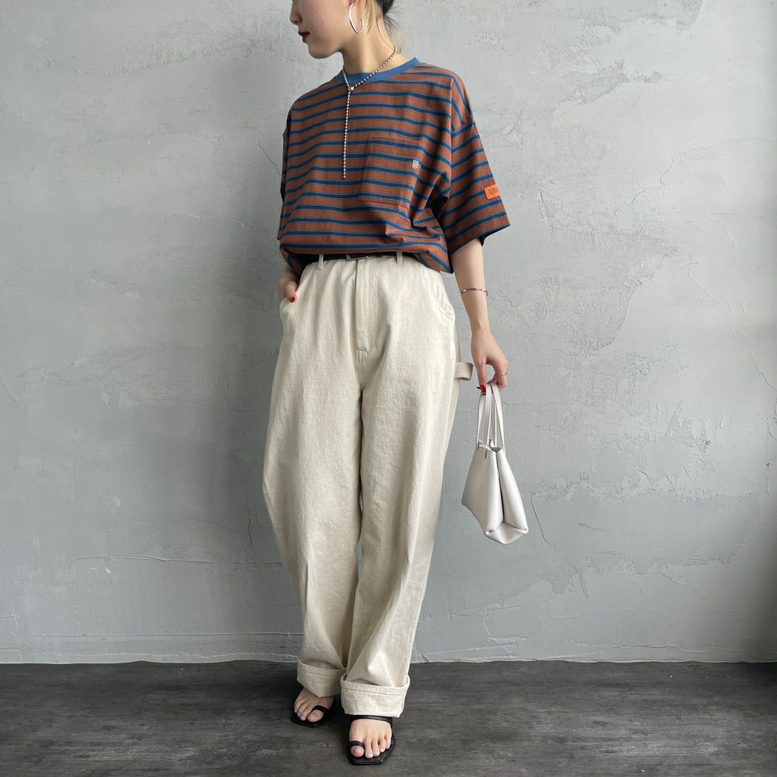 UNIVERSAL OVERALL [ユニバーサルオーバーオール] 別注 ワイドシルエットポケットTシャツ [U2412815IN-JF] BRN BORDER&&モデル身長：156cm　着用サイズ：F&&