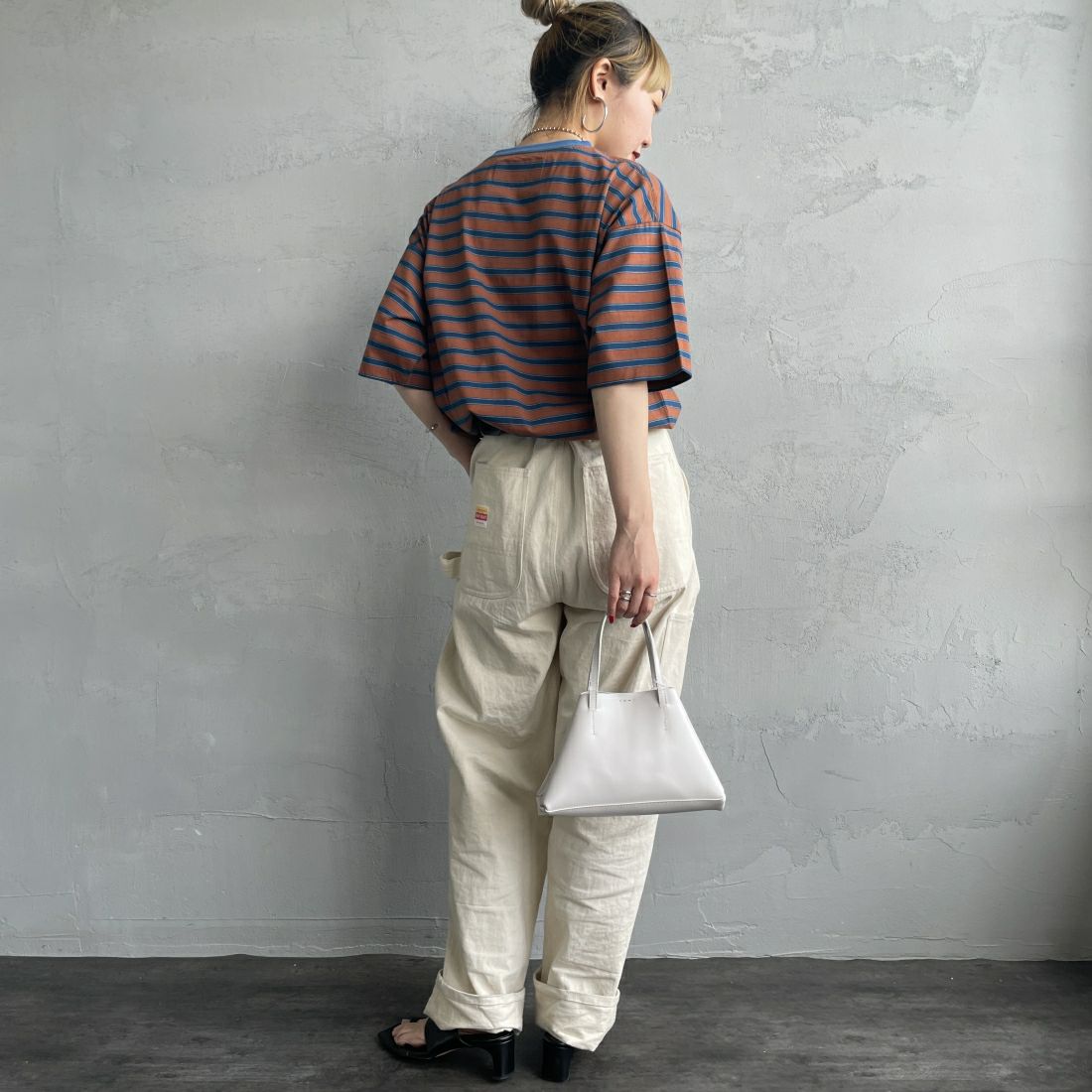 UNIVERSAL OVERALL [ユニバーサルオーバーオール] 別注 ワイドシルエットポケットTシャツ [U2412815IN-JF] BRN BORDER&&モデル身長：156cm　着用サイズ：F&&
