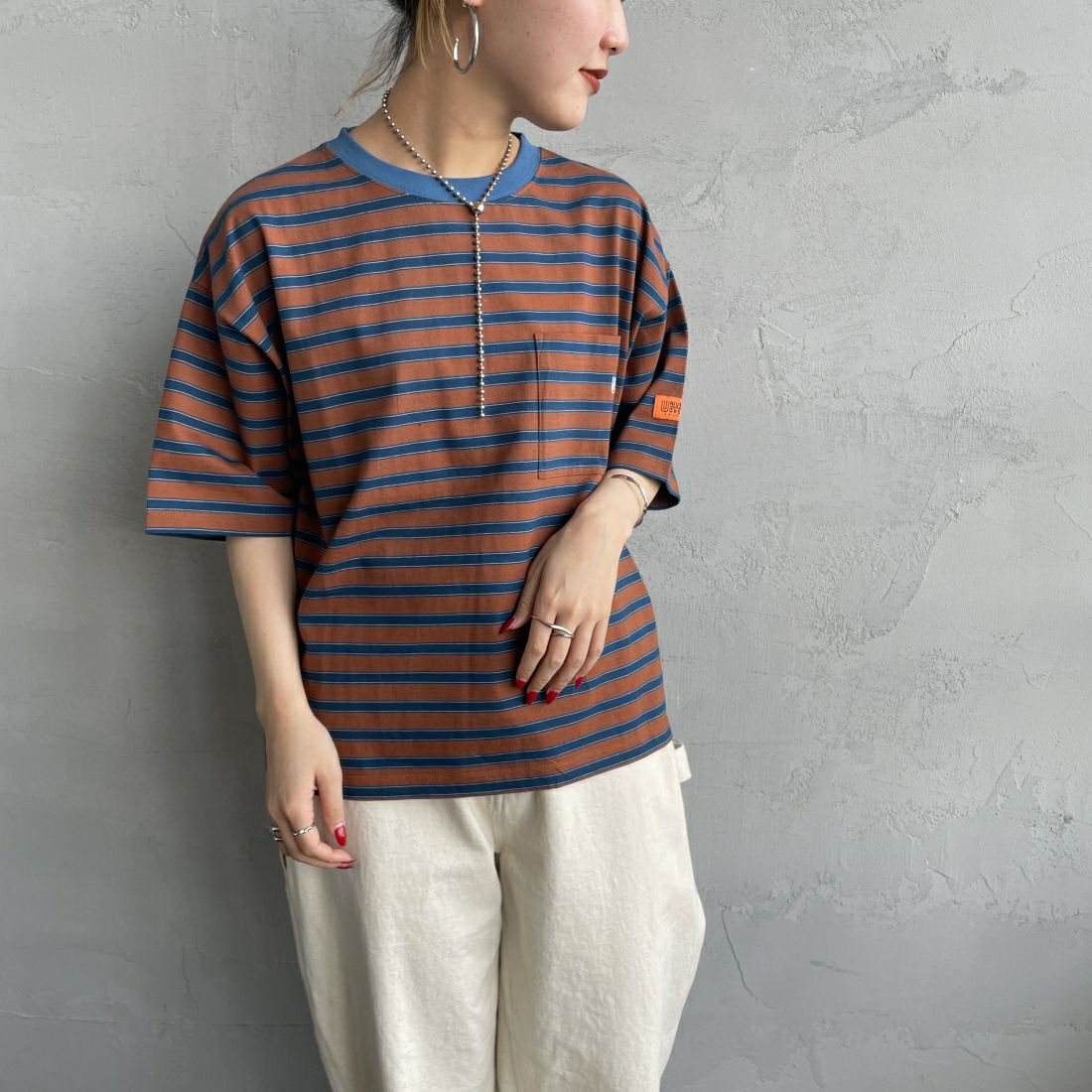 UNIVERSAL OVERALL [ユニバーサルオーバーオール] 別注 ワイドシルエットポケットTシャツ [U2412815IN-JF] BRN BORDER&&モデル身長：156cm　着用サイズ：F&&