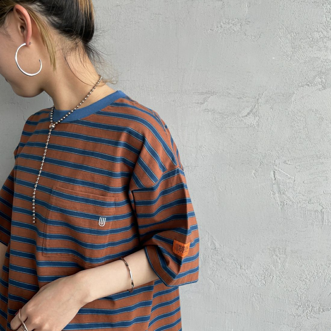 UNIVERSAL OVERALL [ユニバーサルオーバーオール] 別注 ワイドシルエットポケットTシャツ [U2412815IN-JF] BRN BORDER&&モデル身長：156cm　着用サイズ：F&&