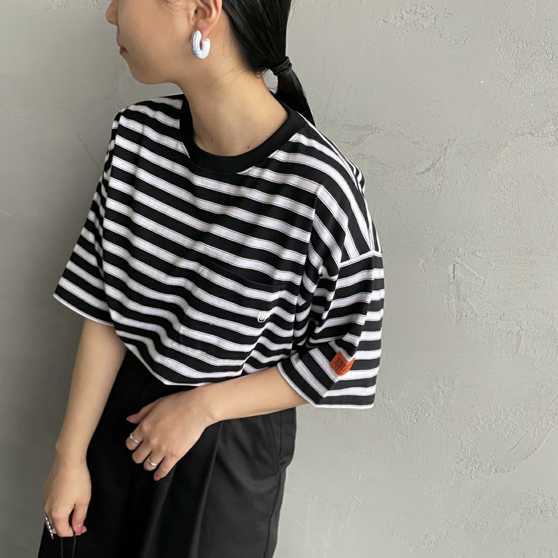 UNIVERSAL OVERALL [ユニバーサルオーバーオール] 別注 ワイドシルエットポケットTシャツ [U2412815IN-JF] BLK BORDER&&モデル身長：156cm　着用サイズ：F&&