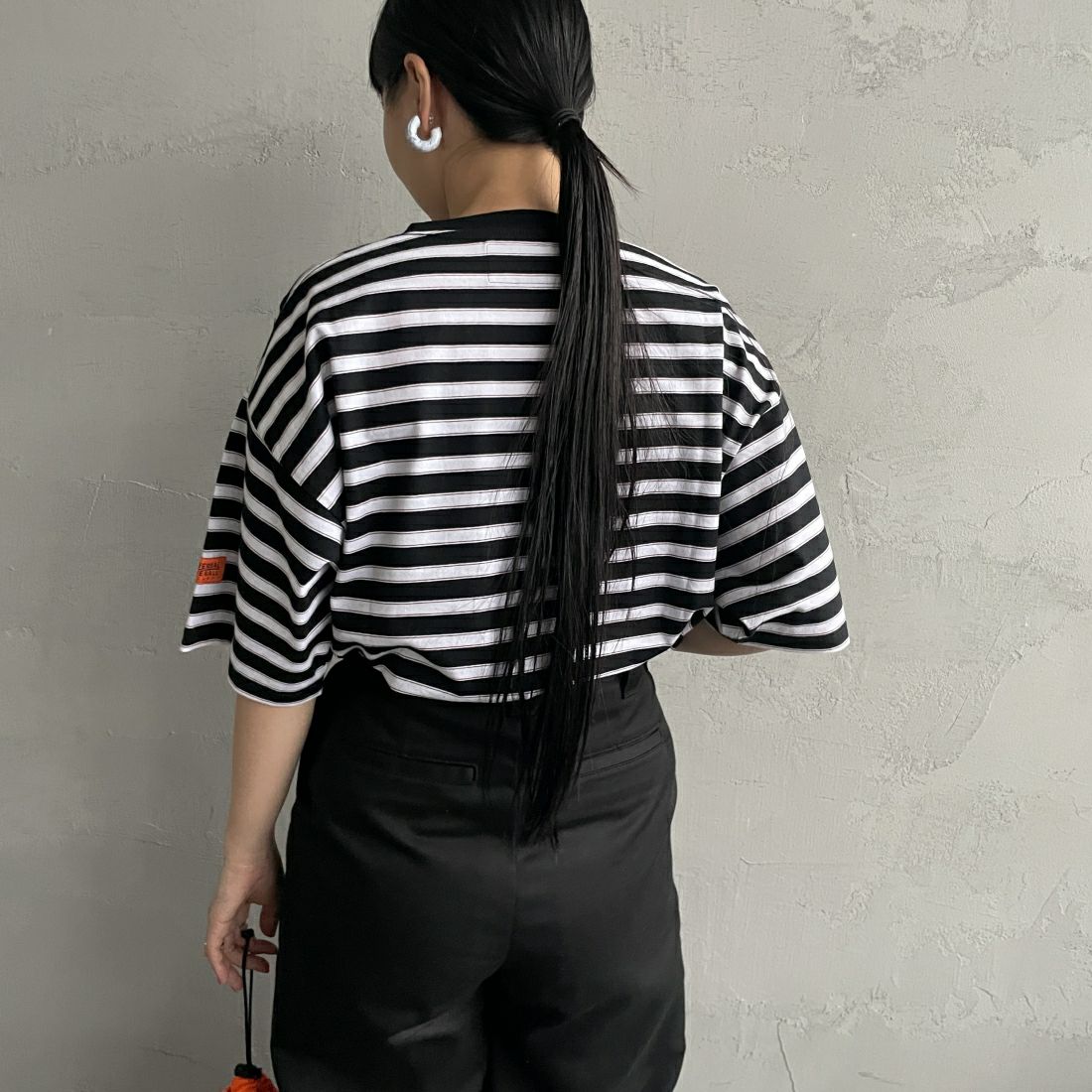 UNIVERSAL OVERALL [ユニバーサルオーバーオール] 別注 ワイドシルエットポケットTシャツ [U2412815IN-JF] BLK BORDER&&モデル身長：156cm　着用サイズ：F&&