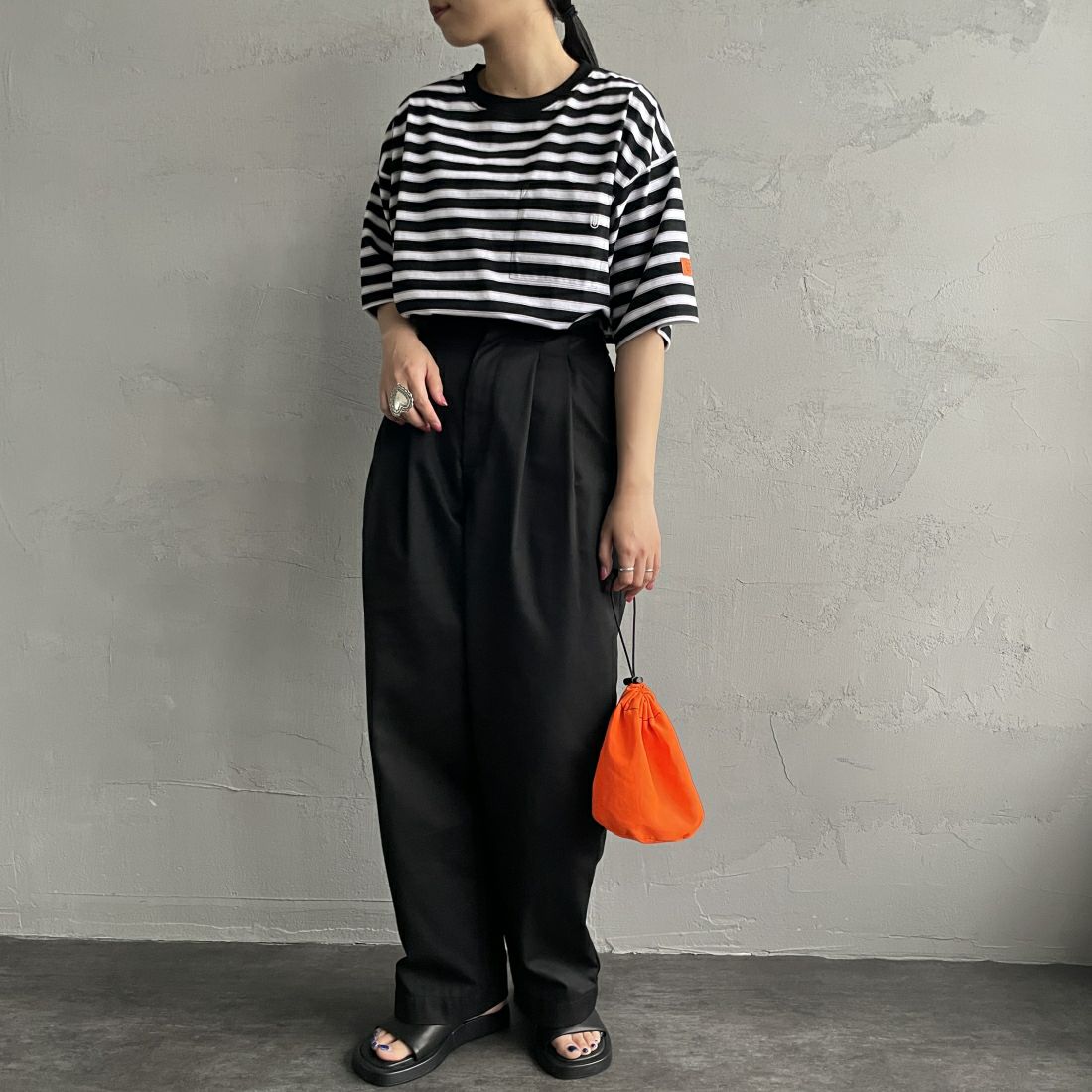 UNIVERSAL OVERALL [ユニバーサルオーバーオール] 別注 ワイドシルエットポケットTシャツ [U2412815IN-JF] BLK BORDER&&モデル身長：156cm　着用サイズ：F&&