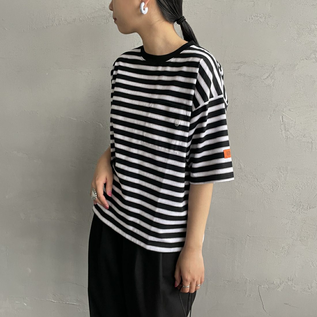 UNIVERSAL OVERALL [ユニバーサルオーバーオール] 別注 ワイドシルエットポケットTシャツ [U2412815IN-JF] BLK BORDER&&モデル身長：156cm　着用サイズ：F&&