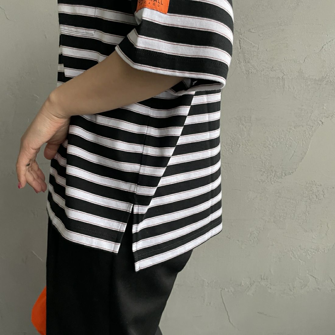 UNIVERSAL OVERALL [ユニバーサルオーバーオール] 別注 ワイドシルエットポケットTシャツ [U2412815IN-JF] BLK BORDER&&モデル身長：156cm　着用サイズ：F&&