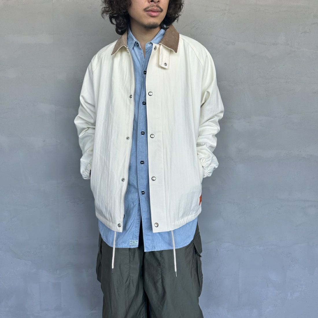 UNIVERSAL OVERALL [ユニバーサルオーバーオール] 別注 ハンティングジャケット [U2411431IN-JF] IVORY HB &&モデル身長：173cm 着用サイズ：M&&