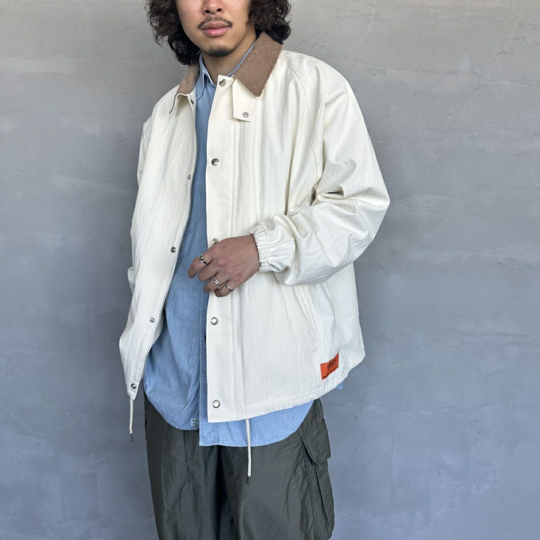 UNIVERSAL OVERALL [ユニバーサルオーバーオール] 別注 ハンティングジャケット [U2411431IN-JF] IVORY HB &&モデル身長：173cm 着用サイズ：L&&