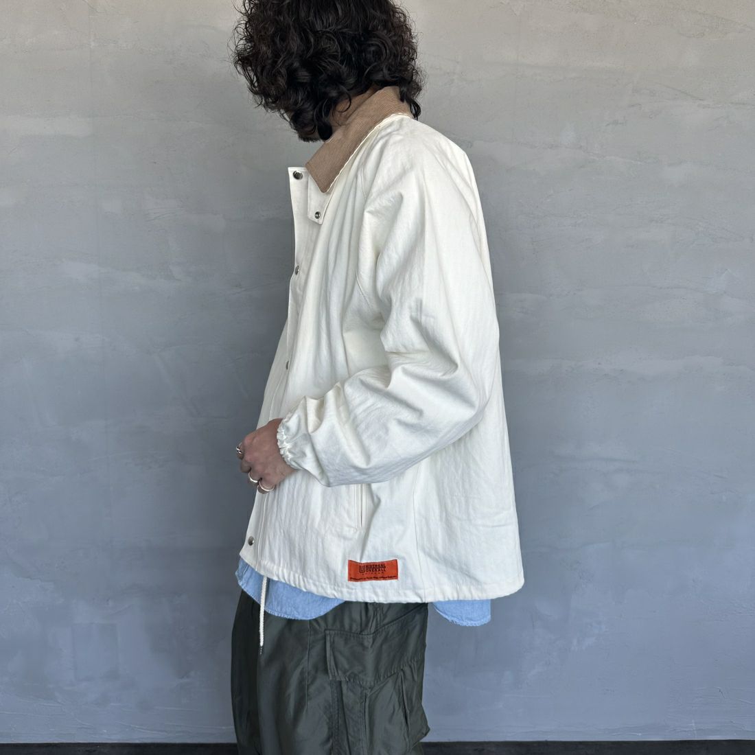 UNIVERSAL OVERALL [ユニバーサルオーバーオール] 別注 ハンティングジャケット [U2411431IN-JF] IVORY HB &&モデル身長：173cm 着用サイズ：L&&