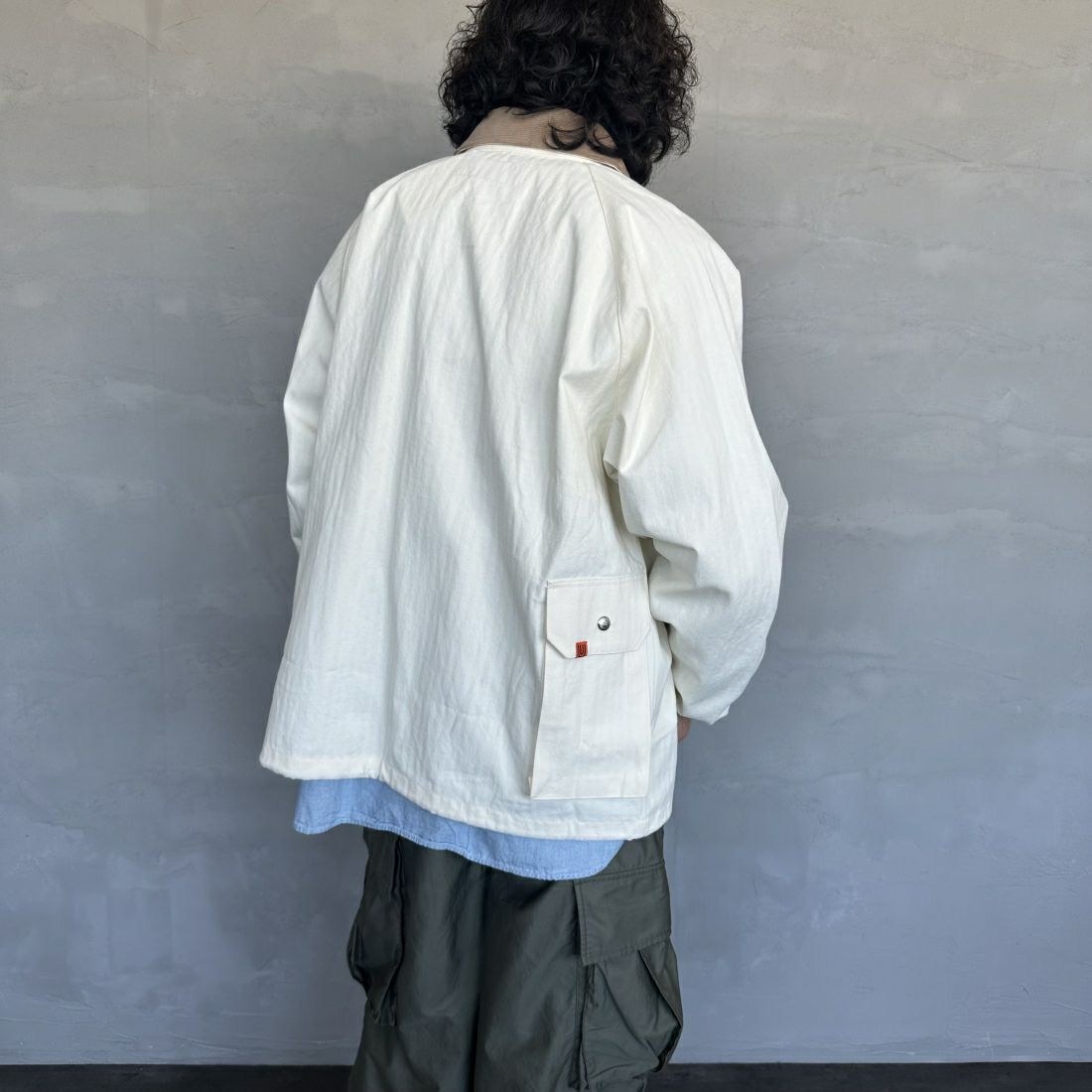 UNIVERSAL OVERALL [ユニバーサルオーバーオール] 別注 ハンティングジャケット [U2411431IN-JF] IVORY HB &&モデル身長：173cm 着用サイズ：L&&