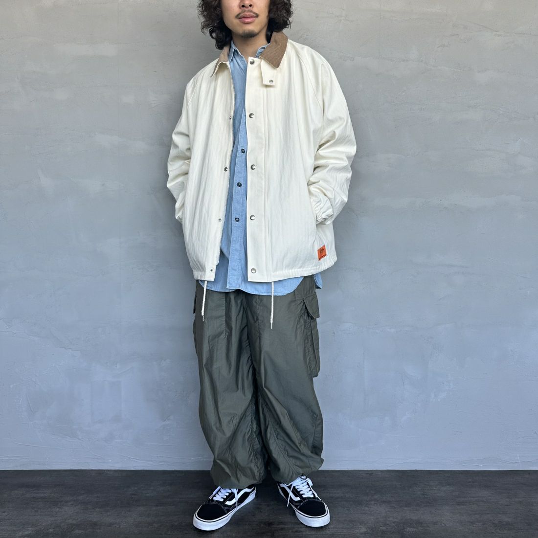UNIVERSAL OVERALL [ユニバーサルオーバーオール] 別注 ハンティングジャケット [U2411431IN-JF] IVORY HB &&モデル身長：173cm 着用サイズ：L&&