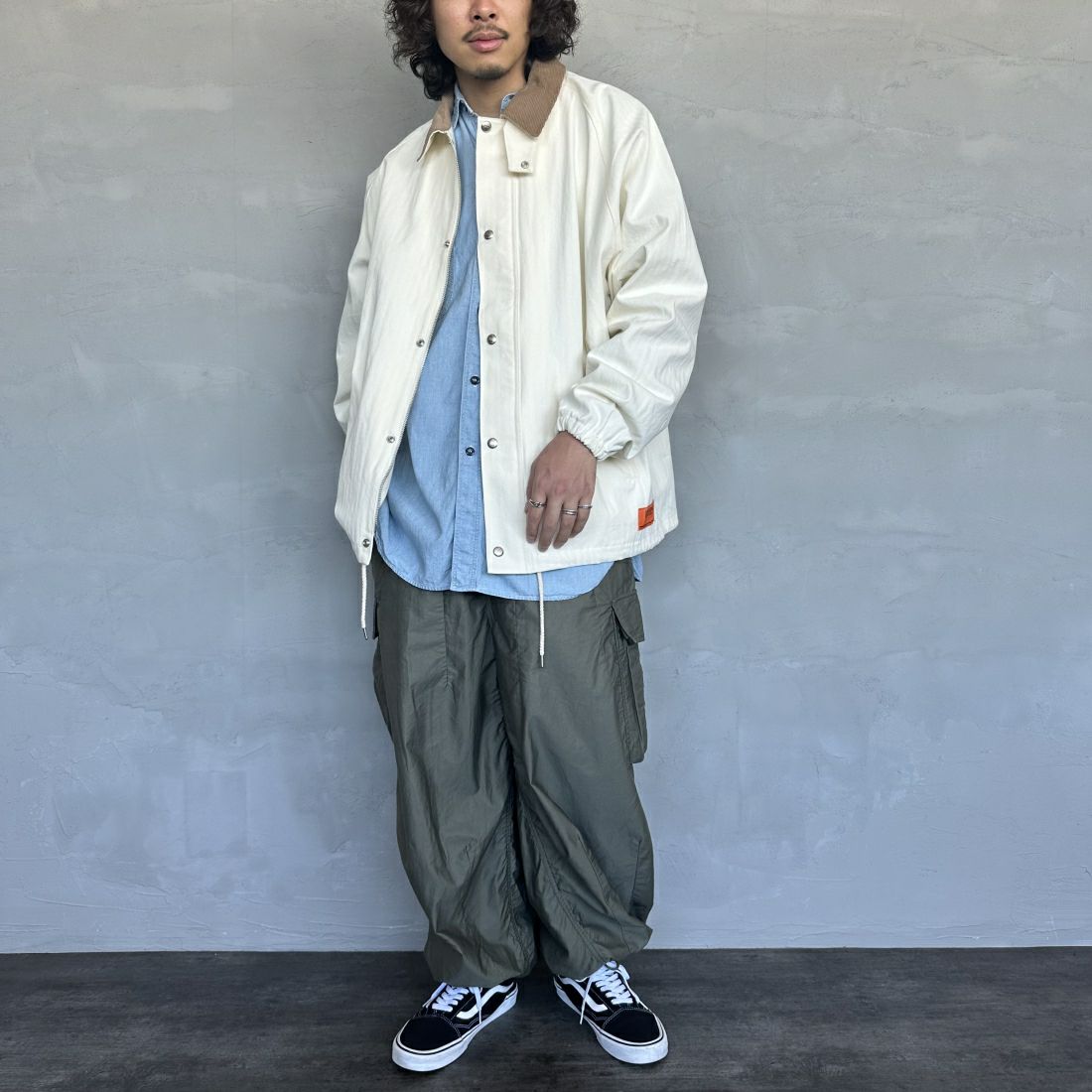 UNIVERSAL OVERALL [ユニバーサルオーバーオール] 別注 ハンティングジャケット [U2411431IN-JF] IVORY HB &&モデル身長：173cm 着用サイズ：L&&