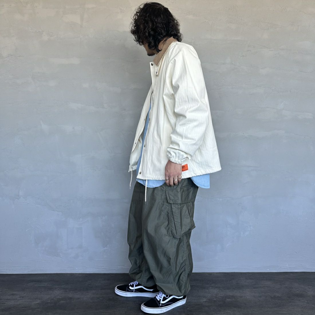 UNIVERSAL OVERALL [ユニバーサルオーバーオール] 別注 ハンティングジャケット [U2411431IN-JF] IVORY HB &&モデル身長：173cm 着用サイズ：L&&