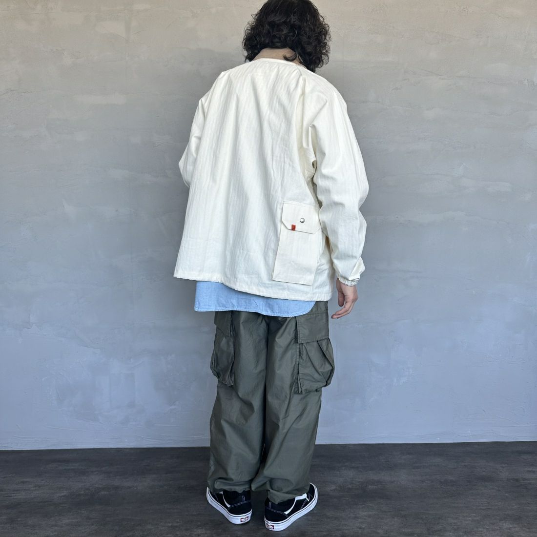 UNIVERSAL OVERALL [ユニバーサルオーバーオール] 別注 ハンティングジャケット [U2411431IN-JF] IVORY HB &&モデル身長：173cm 着用サイズ：L&&