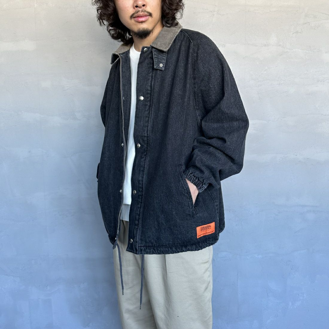 UNIVERSAL OVERALL [ユニバーサルオーバーオール] 別注 ハンティングジャケット [U2411431IN-JF] DENIM BLK &&モデル身長：173cm 着用サイズ：L&&