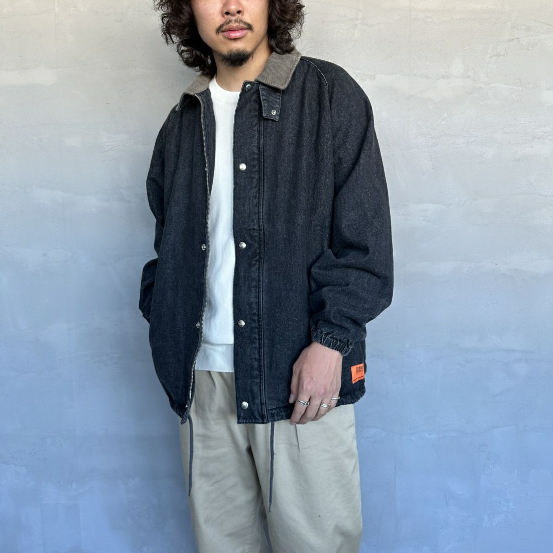 UNIVERSAL OVERALL [ユニバーサルオーバーオール] 別注 ハンティングジャケット [U2411431IN-JF] DENIM BLK &&モデル身長：173cm 着用サイズ：L&&