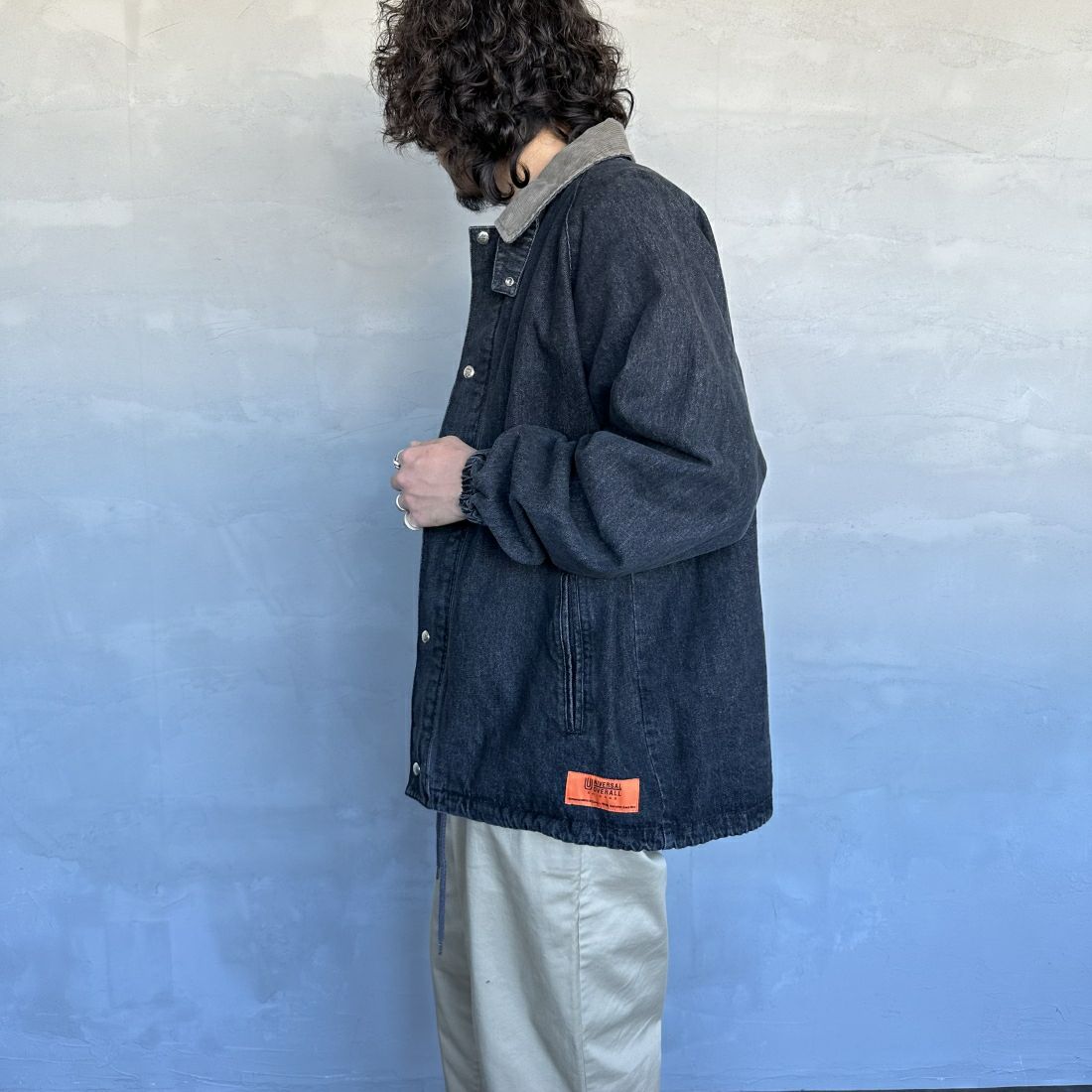 UNIVERSAL OVERALL [ユニバーサルオーバーオール] 別注 ハンティングジャケット [U2411431IN-JF] DENIM BLK &&モデル身長：173cm 着用サイズ：L&&