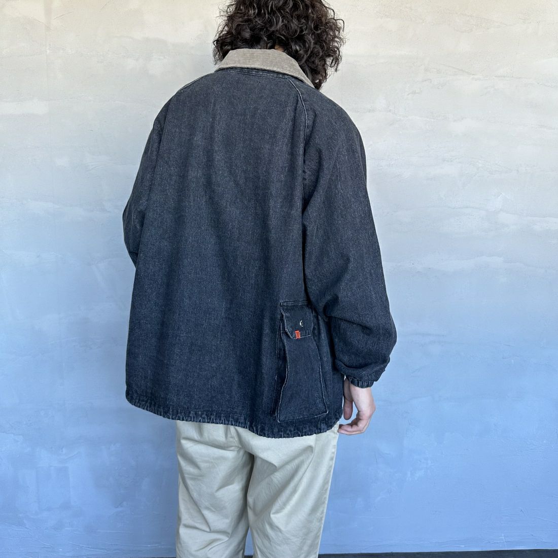 UNIVERSAL OVERALL [ユニバーサルオーバーオール] 別注 ハンティングジャケット [U2411431IN-JF] DENIM BLK &&モデル身長：173cm 着用サイズ：L&&