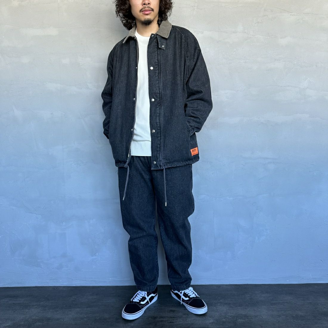 UNIVERSAL OVERALL [ユニバーサルオーバーオール] 別注 ハンティングジャケット [U2411431IN-JF] DENIM BLK &&モデル身長：173cm 着用サイズ：L&&
