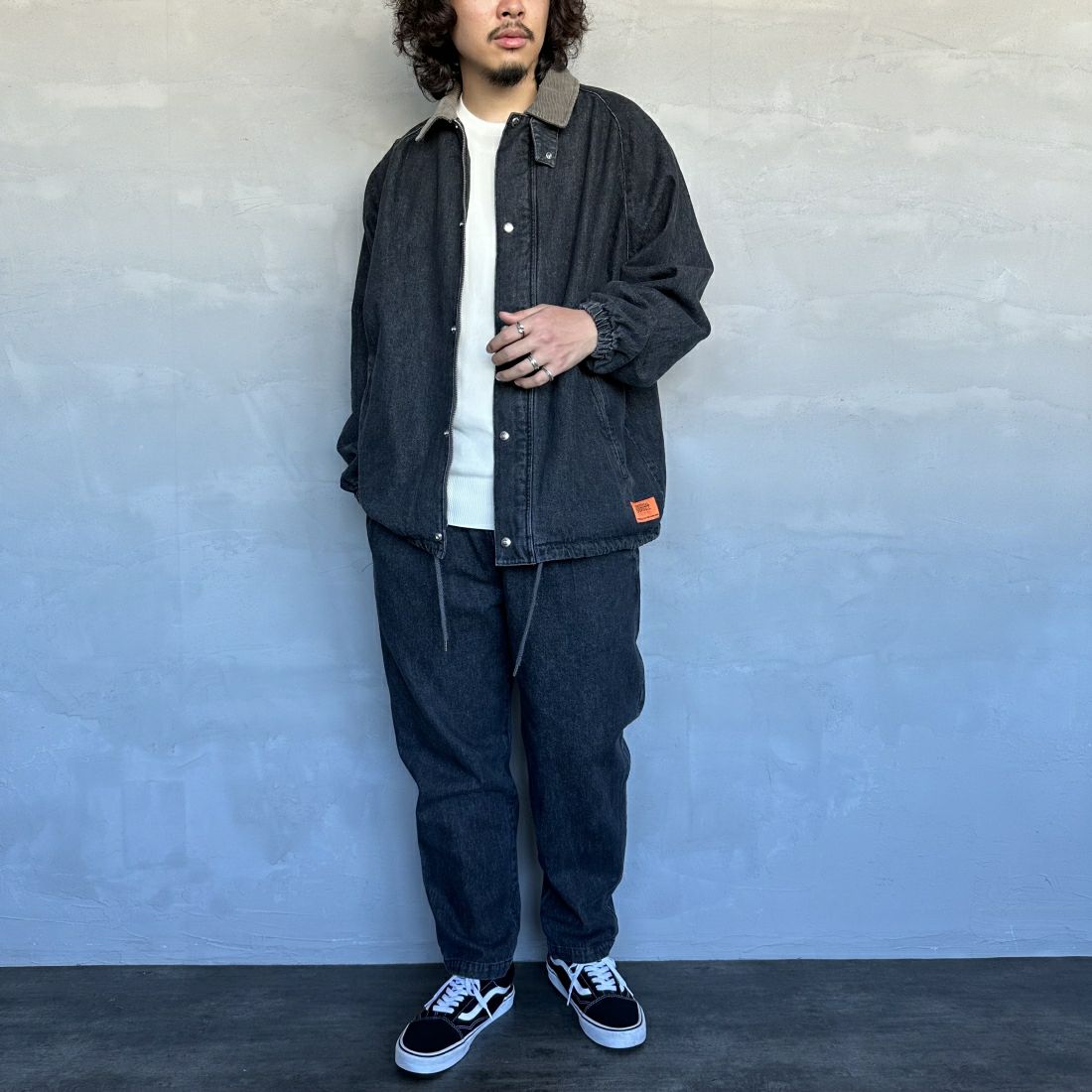 UNIVERSAL OVERALL [ユニバーサルオーバーオール] 別注 ハンティングジャケット [U2411431IN-JF] DENIM BLK &&モデル身長：173cm 着用サイズ：L&&