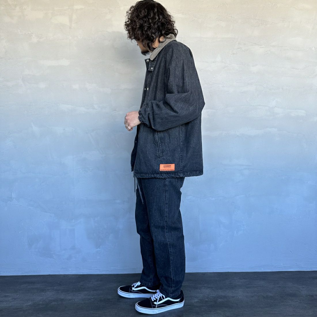 UNIVERSAL OVERALL [ユニバーサルオーバーオール] 別注 ハンティングジャケット [U2411431IN-JF] DENIM BLK &&モデル身長：173cm 着用サイズ：L&&