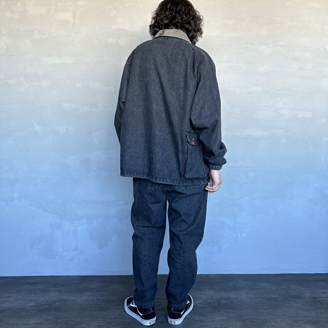 UNIVERSAL OVERALL [ユニバーサルオーバーオール] 別注 ハンティングジャケット [U2411431IN-JF] DENIM BLK &&モデル身長：173cm 着用サイズ：L&&