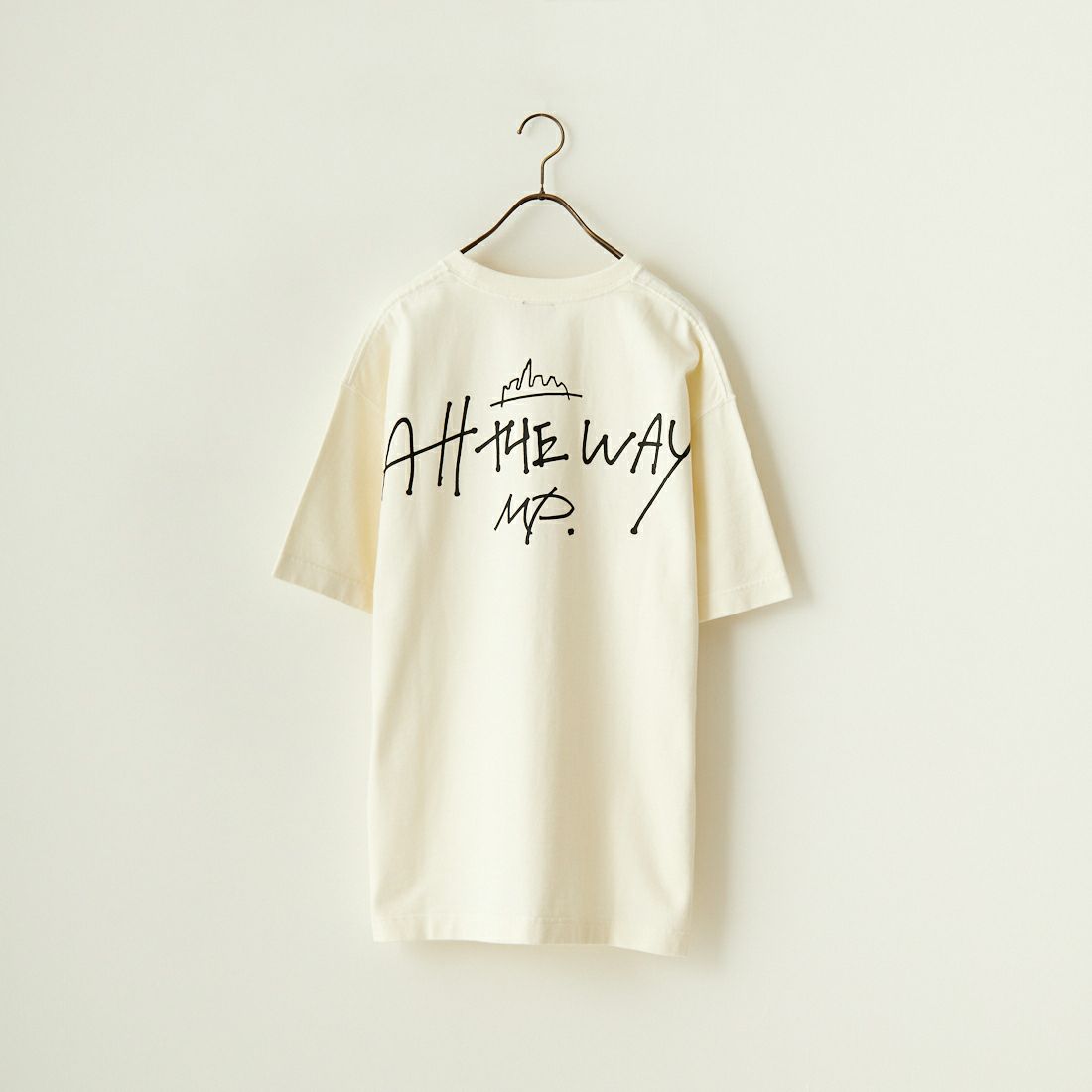 MANHATTAN PORTAGE [マンハッタンポーテージ] 別注 手描き風ロゴ バックプリントTシャツ [24SSMP-IN52-JF] IVORY