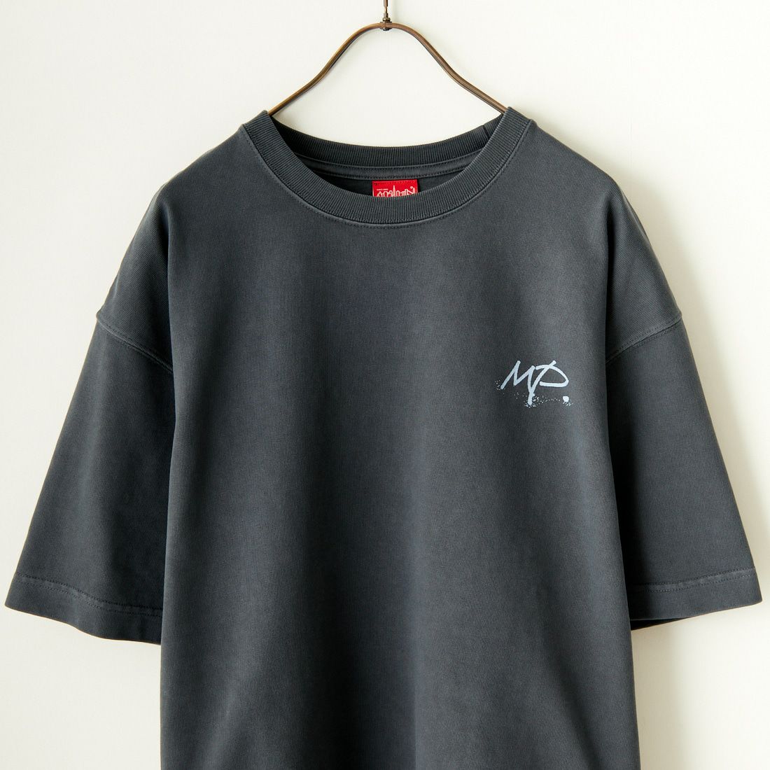 MANHATTAN PORTAGE [マンハッタンポーテージ] 別注 手描き風ロゴ バックプリントTシャツ [24SSMP-IN52-JF] CHARCOAL