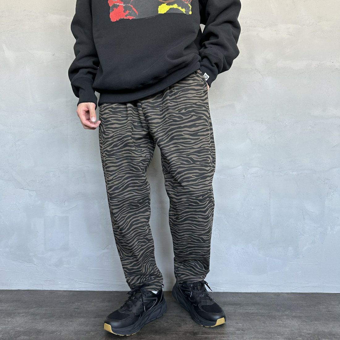 UNIVERSAL OVERALL [ユニバーサルオーバーオール] 別注 シェフパンツ [U2413601IN-JF] OLIBE ZBR &&モデル身長：168cm 着用サイズ：M&&