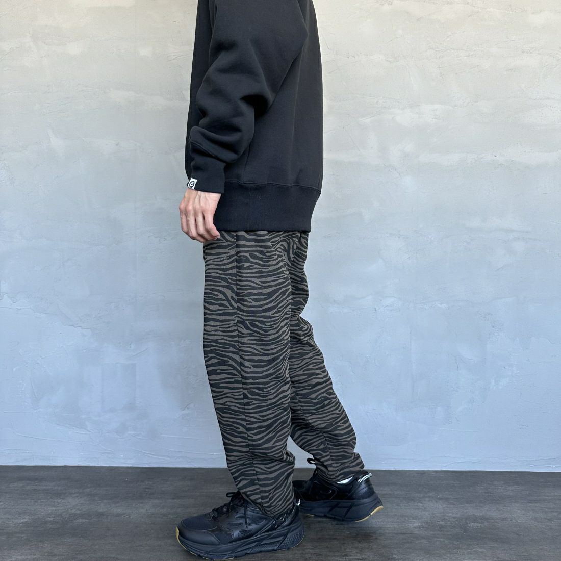 UNIVERSAL OVERALL [ユニバーサルオーバーオール] 別注 シェフパンツ [U2413601IN-JF] OLIBE ZBR &&モデル身長：168cm 着用サイズ：M&&