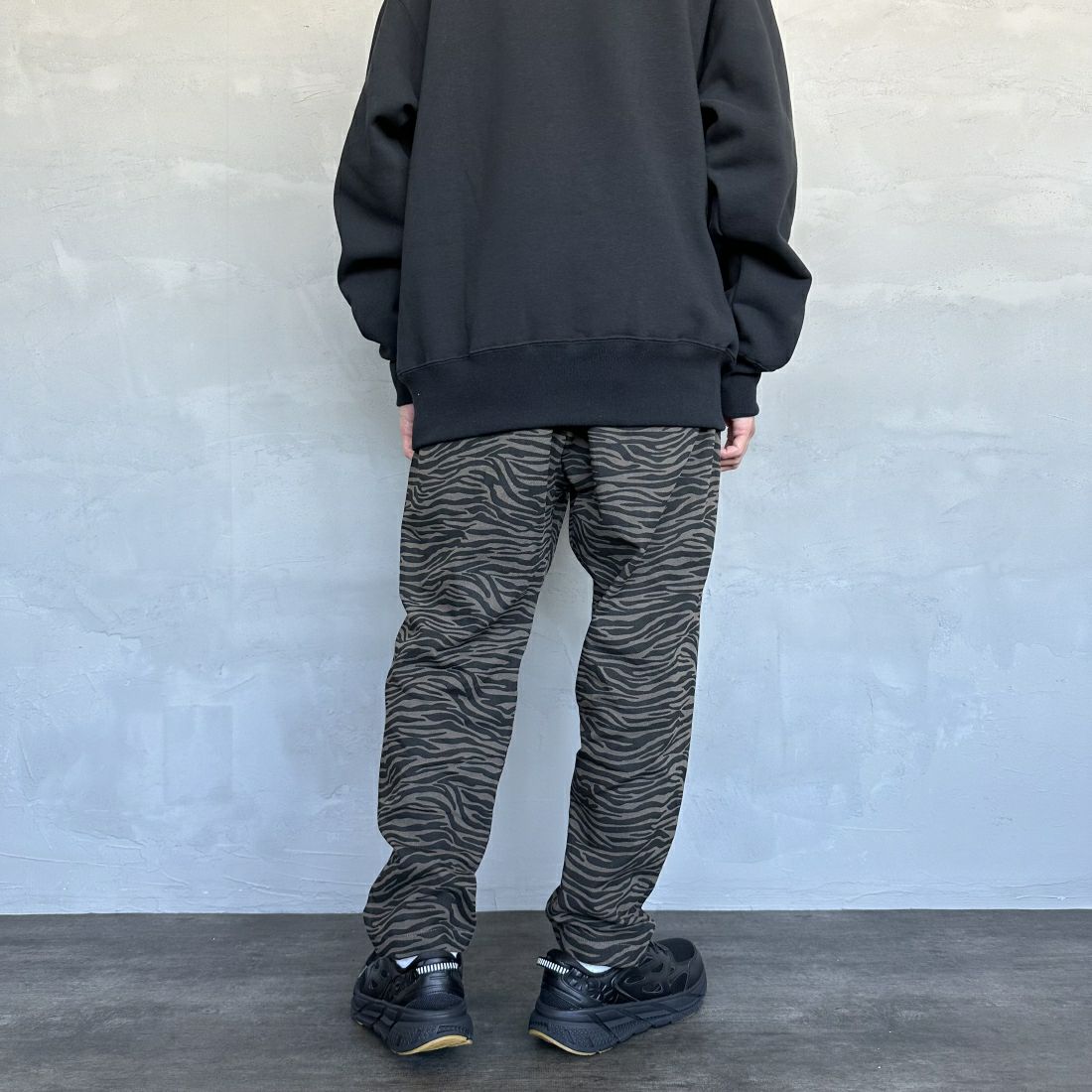 UNIVERSAL OVERALL [ユニバーサルオーバーオール] 別注 シェフパンツ [U2413601IN-JF] OLIBE ZBR &&モデル身長：168cm 着用サイズ：M&&