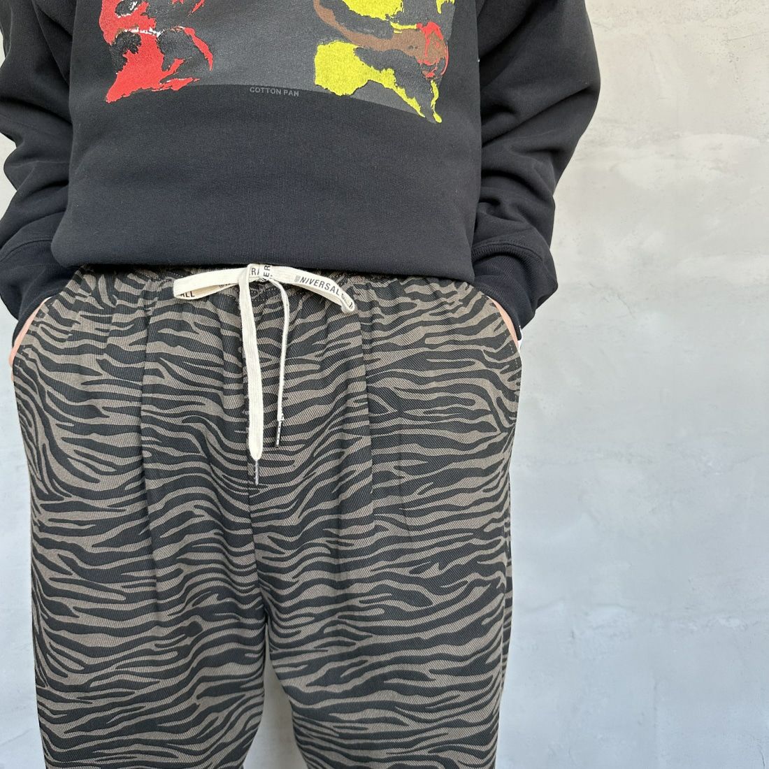 UNIVERSAL OVERALL [ユニバーサルオーバーオール] 別注 シェフパンツ [U2413601IN-JF] OLIBE ZBR &&モデル身長：168cm 着用サイズ：M&&