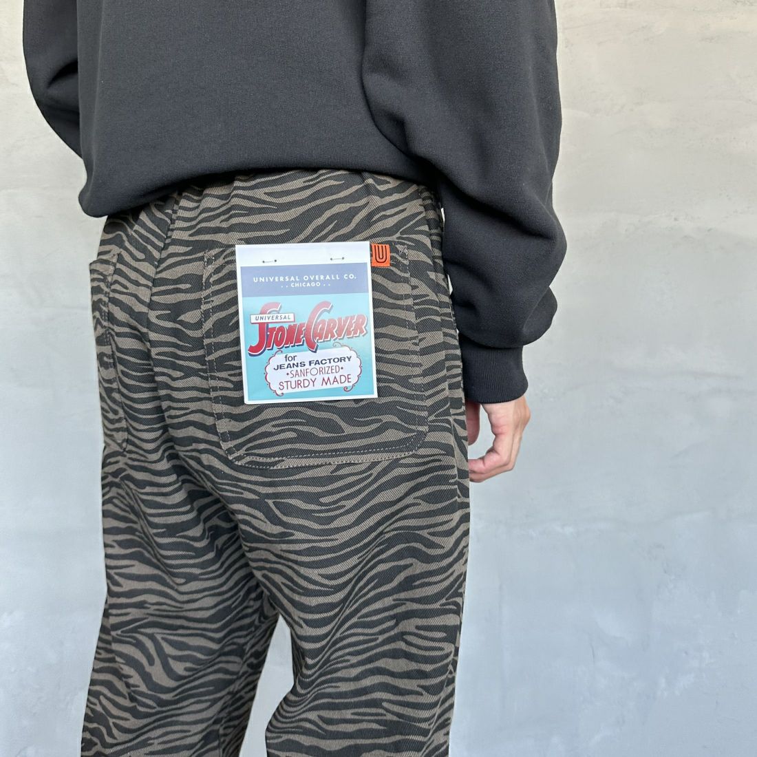UNIVERSAL OVERALL [ユニバーサルオーバーオール] 別注 シェフパンツ [U2413601IN-JF] OLIBE ZBR &&モデル身長：168cm 着用サイズ：M&&