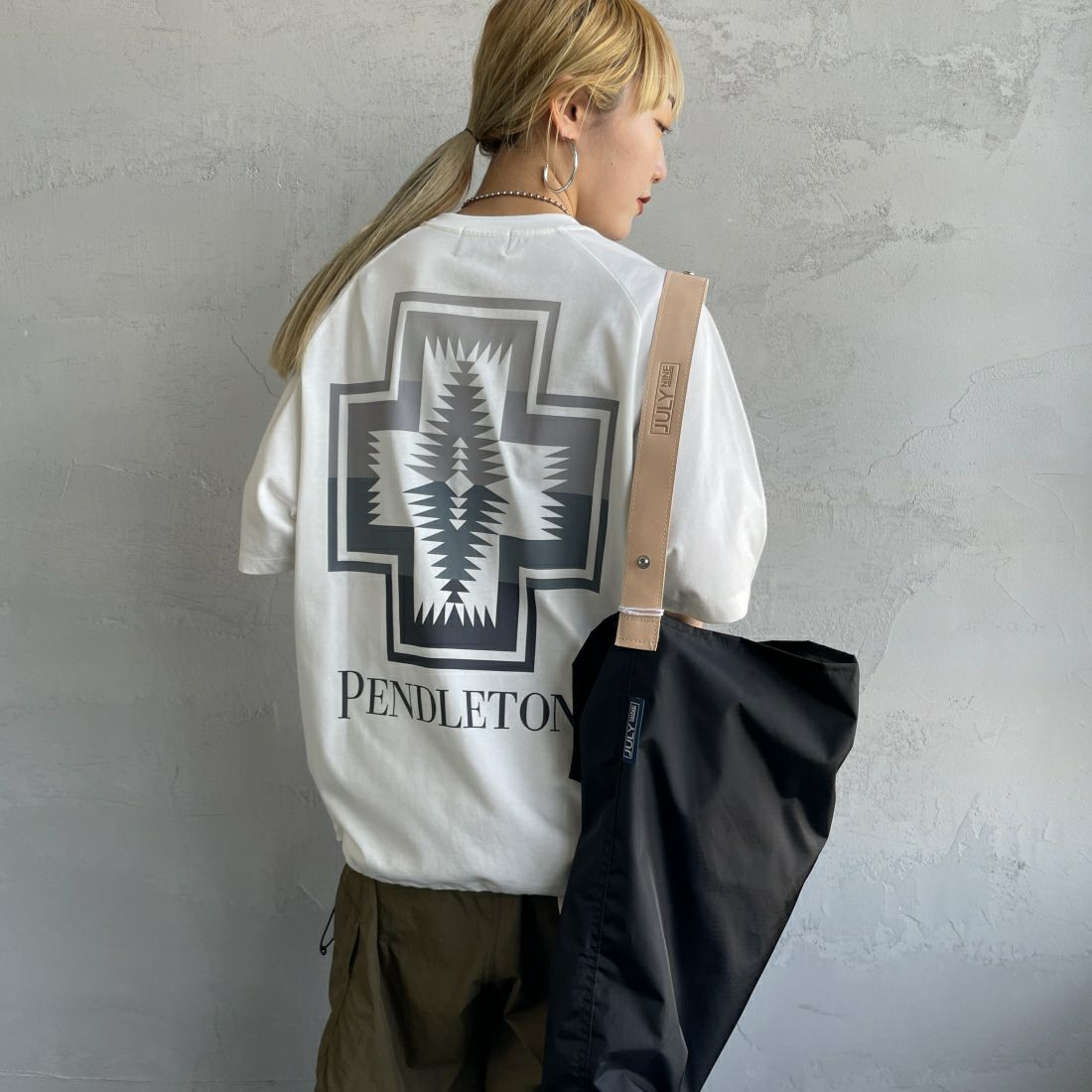 PENDLETON [ペンドルトン] 別注 ネイティブ柄バックプリント ショートスリーブTシャツ [4275-6218-JF] WHITE &&モデル身長：156cm 着用サイズ：S&&
