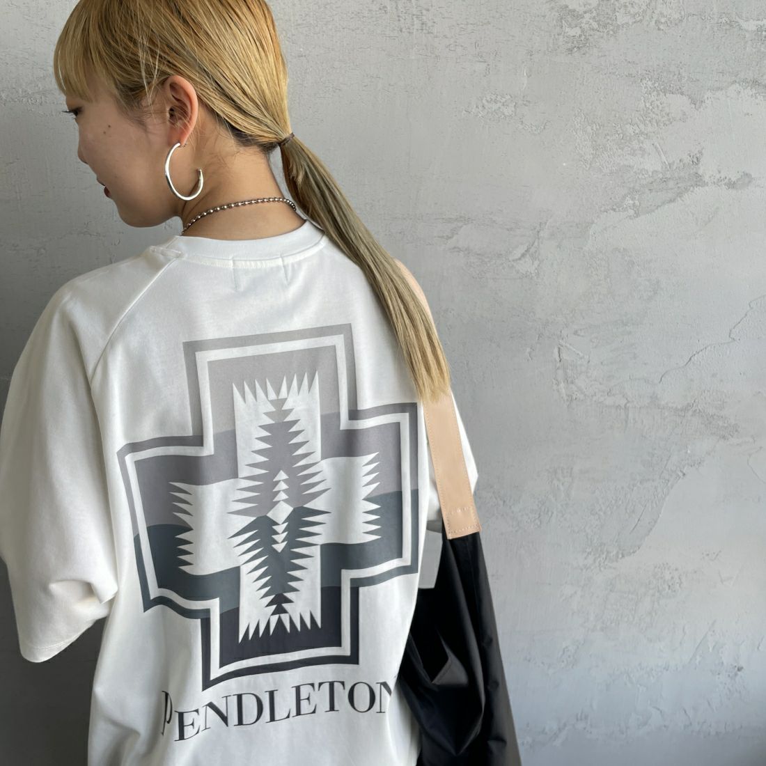 PENDLETON [ペンドルトン] 別注 ネイティブ柄バックプリント ショートスリーブTシャツ [4275-6218-JF] WHITE &&モデル身長：156cm 着用サイズ：S&&