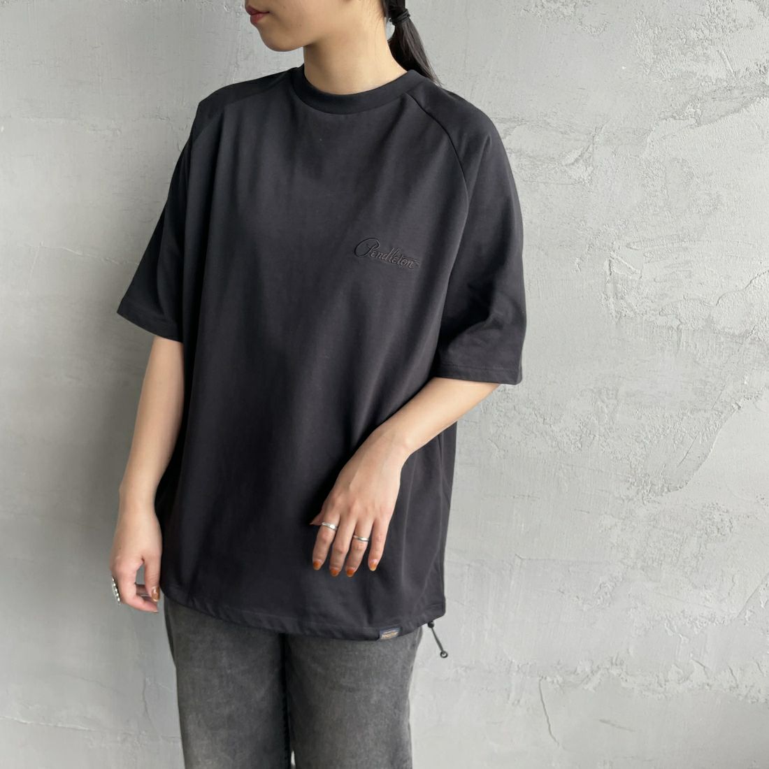 PENDLETON [ペンドルトン] 別注 ネイティブ柄バックプリント ショートスリーブTシャツ [4275-6218-JF] BLACK &&モデル身長：156cm 着用サイズ：S&&