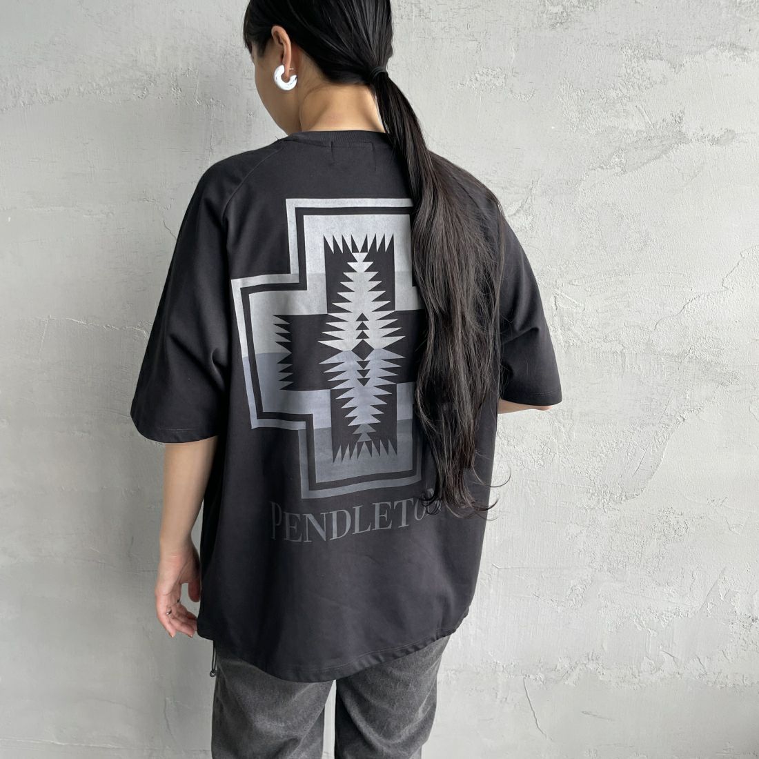 PENDLETON [ペンドルトン] 別注 ネイティブ柄バックプリント ショートスリーブTシャツ [4275-6218-JF] BLACK &&モデル身長：156cm 着用サイズ：S&&