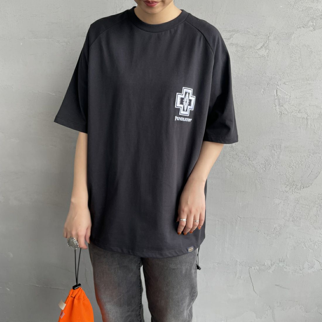 PENDLETON [ペンドルトン] 別注 ネイティブ柄バックプリント ショートスリーブTシャツ [4275-6218-JF] BLACK1 &&モデル身長：156cm 着用サイズ：S&&
