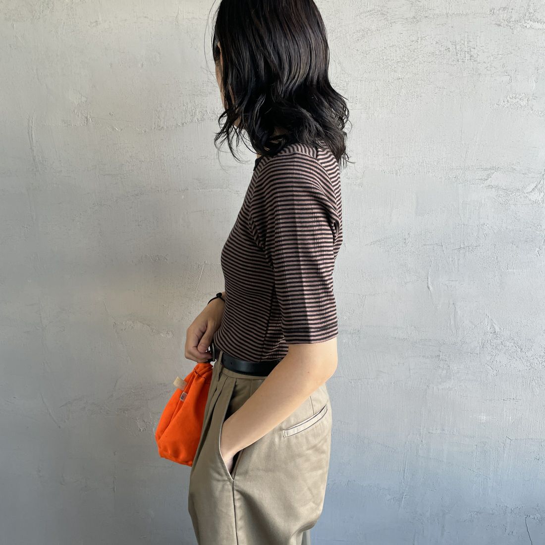 Robert P.Miller [ロバートピーミラー] 別注 5分袖クルーネックTシャツ [RM241-248IN-JF] BROWN &&モデル身長：160cm 着用サイズ：F&&