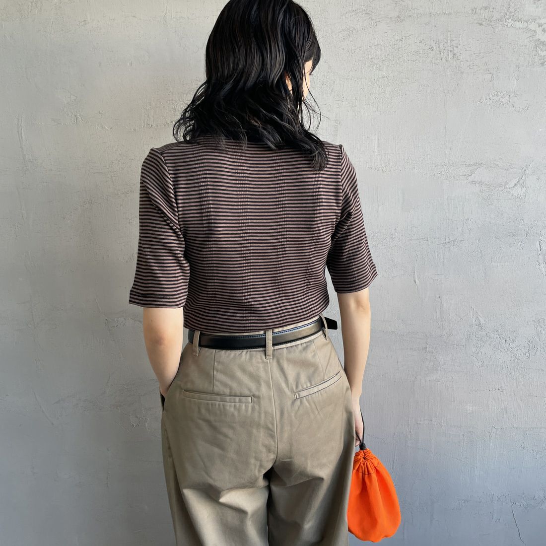 Robert P.Miller [ロバートピーミラー] 別注 5分袖クルーネックTシャツ [RM241-248IN-JF] BROWN &&モデル身長：160cm 着用サイズ：F&&