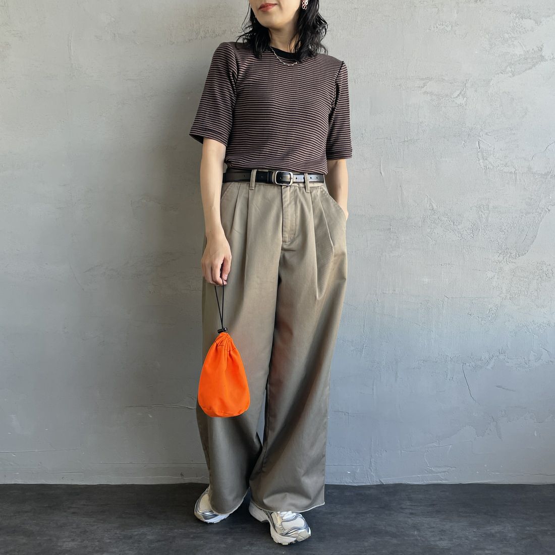 Robert P.Miller [ロバートピーミラー] 別注 5分袖クルーネックTシャツ [RM241-248IN-JF] BROWN &&モデル身長：160cm 着用サイズ：F&&