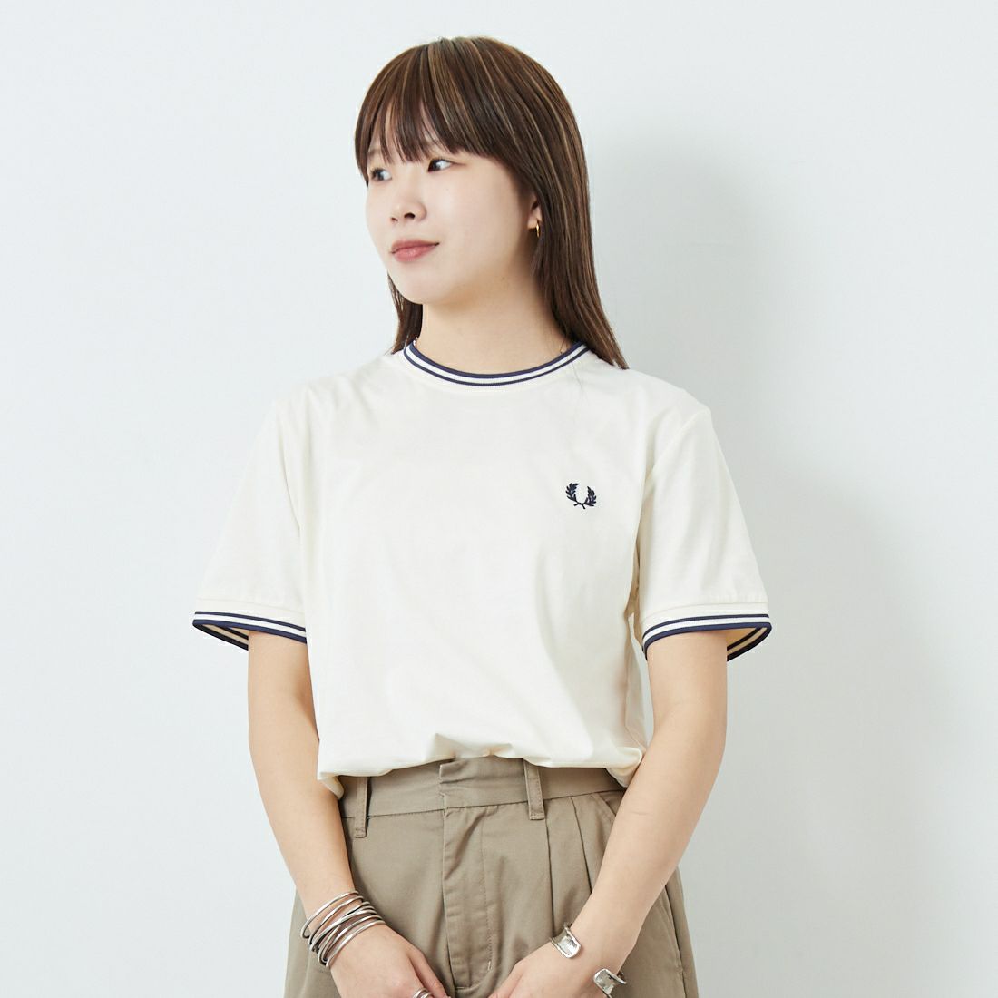 FRED PERRY [フレッドペリー] ツインティップTシャツ [M1588] Y24 ECRU/T &&モデル身長：167cm 着用サイズ：S&&